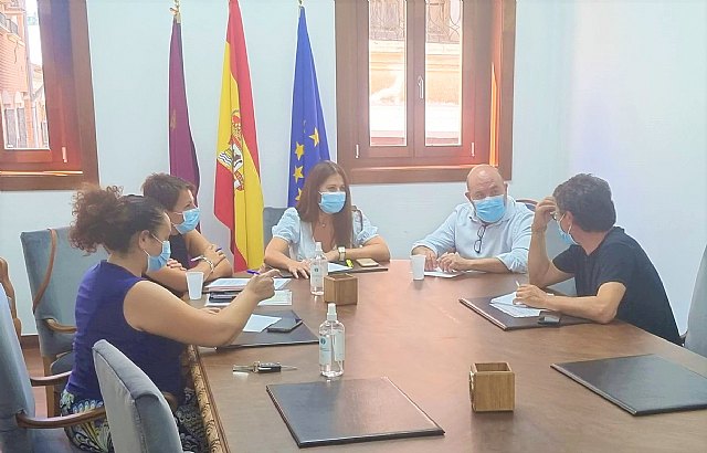 El alcalde y la concejala de Cultura reciben a la nueva junta directiva de la Hermandad de San Bartolomé
