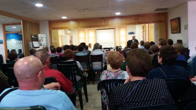 El CAVI ofrece una charla de sensibilización en violencia de género dirigida a las mujeres mayores en el Centro Social de Las Morericas