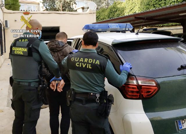 La Guardia Civil detiene a un joven como presunto autor del robo en un edificio