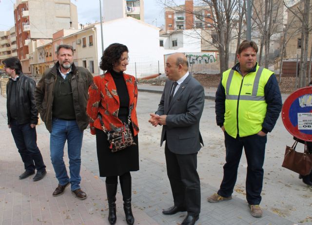 La consejera de Presidencia y el alcalde visitan las obras del colector pluvial en el Camino del Molino