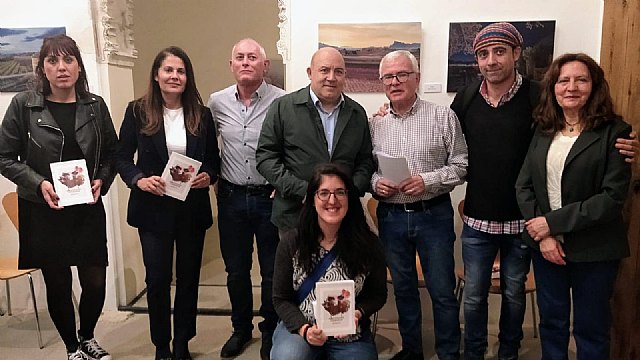 Nueve escritoras ciezanas reunidas en una publicación con motivo del 8M