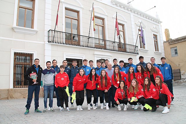 El alcalde recibe a las subcampeonas del CESA y a los campeones de la Copa de España de voleibol