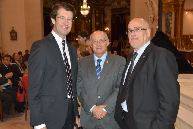 Juan Carlos Ruiz, el alcalde de Cieza, Antonio Tamayo, y el presidente de la Junta de Hermandades Pasionarias del municipio,Joaquín Diego Gómez
