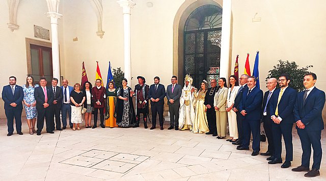 Los representantes de las Fiestas del Escudo 'La Invasión' han sido recibidas por López Miras