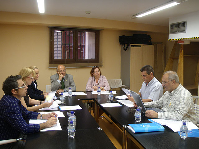 La directora general de Turismo, Marina García (3i), junto al alcalde de Cieza y presidente del Consorcio Turístico Desfiladero de Almadenes, Antonio Tamayo, y otros representantes del Instituto de Turismo de España, del Consorcio Turístico y del Ayuntamiento de Calasparra