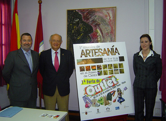 El alcalde de Cieza, Antonio Tamayo, el director general de Comercio y Artesanía, Julio José Lorenzo, y la concejala de Comercio y Artesanía, Maria del Carmen Camacho Marín