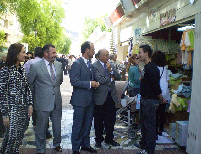 El consejero de Universidades, Empresa e Investigación, Salvador Marín, y el alcalde de Cieza, Antonio Tamayo, en la inauguración de la primera Feria Outlet del municipio