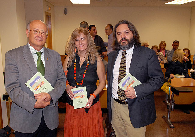 El alcalde de Cieza(i), la autora y el vicerrector de Extensión Universitaria