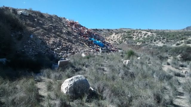 Denuncian el vertido de residuos en la rambla del Agua Amarga, en Cieza