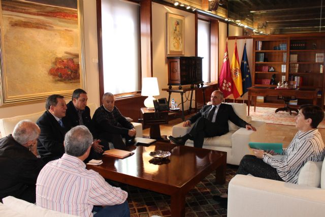 El presidente de la Comunidad, Alberto Garre, recibe al portavoz de la Plataforma Pro-Hospital de Cieza