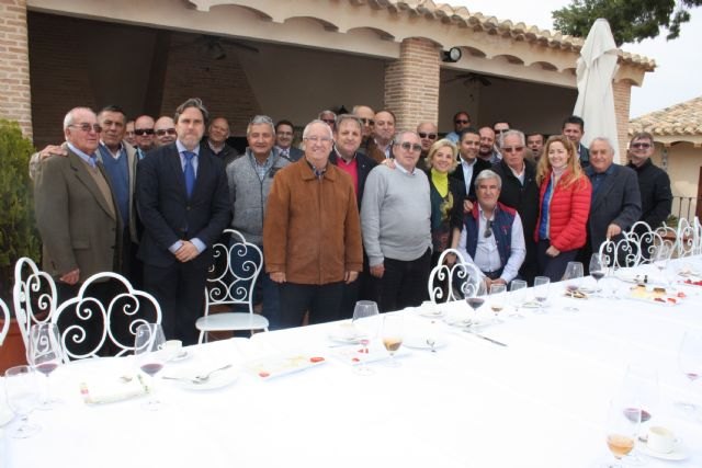 La consejera de Agricultura y Agua visita con los regantes y agricultores la casa rural ´La Campana´ en Cieza