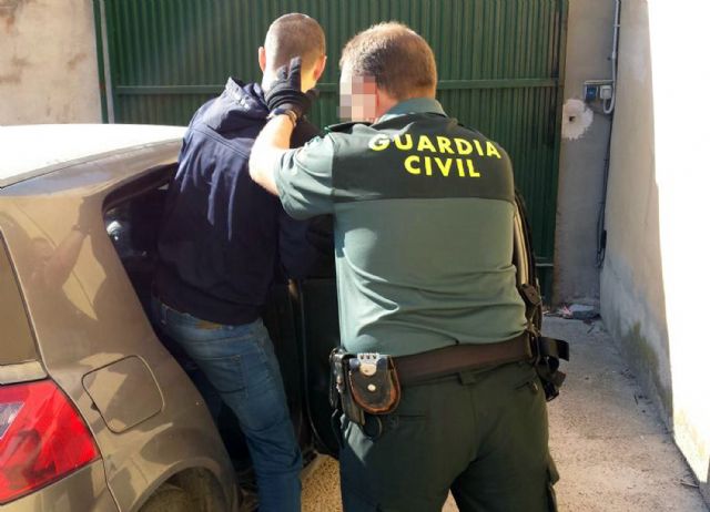 La Guardia Civil desmantela un grupo delictivo dedicado a la sustracción de fruta en Cieza