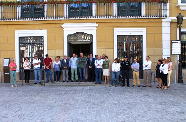 Concejales y funcionarios encabezados por el alcalde expresan su repulsa por la mujer asesinada en Beniel