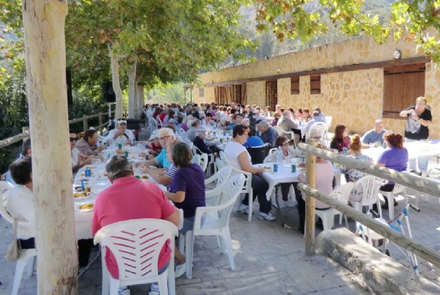 Más de 150 personas participan en la marcha saludable y comida de convivencia en el Albergue Municipal de Cieza