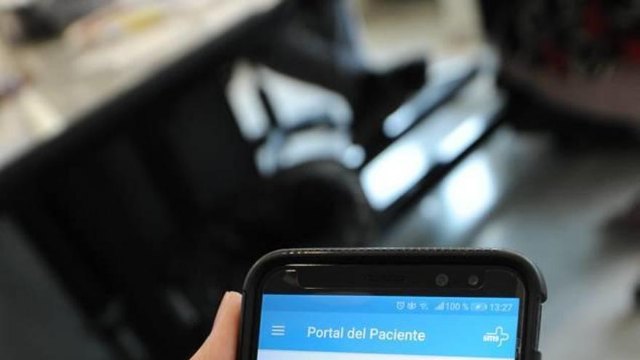 Enseñan a personas mayores a utilizar la aplicación del 'Portal del paciente'