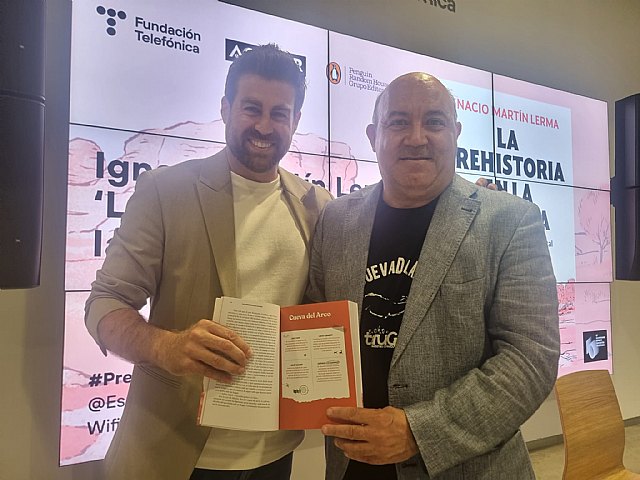Presentan en Madrid 'La prehistoria en la mochila' de Martín-Lerma con protagonismo de la cueva del Arco