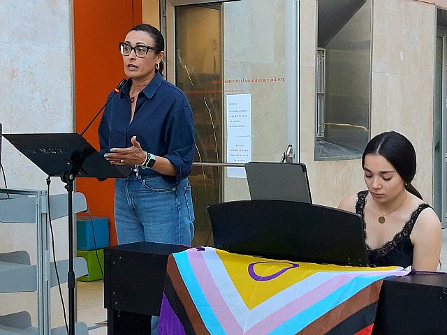 Lecturas más allá del género acompañadas de música en la terraza de la biblioteca municipal
