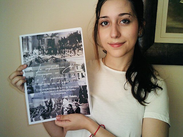 Una alumna del IES Los Albares obtiene el primer premio del IV Concurso de Memoria Democrática 'Nuestro futuro es nuestra historia'