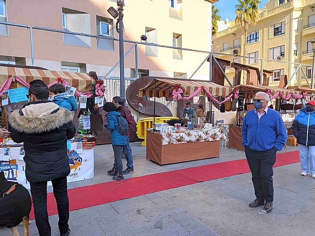 Dulzura navideña en el mercadillo artesanal de Reyes
