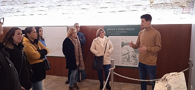 Primeras visitas guiadas a la exposición 'Ancestros. Neandertales en la Región de Murcia'