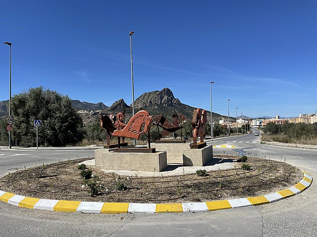 Los Cuatro Jinetes de Bolvax embellecen la redonda de la avenida Ríos Gil