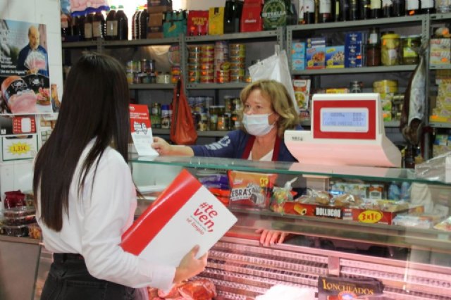 El Ayuntamiento intensifica el servicio de recogida de papel y cartón puerta a puerta en establecimientos comerciales