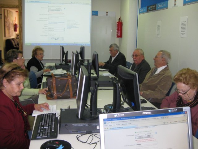 El Ayuntamiento organiza un taller de 'Aproximación al Inglés básico para viajar' destinado a mayores