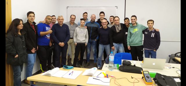 Un grupo de desempleados se forma sobre montaje y mantenimiento de instalaciones solares