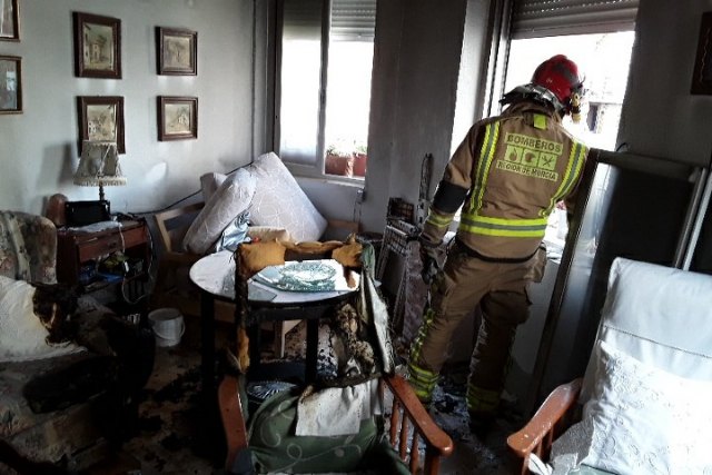 Bomberos apagan un incendio de vivienda en Cieza