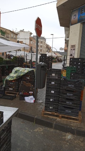 Podemos-Cieza solicita la habilitación de contenedores para los residuos que genera el mercado semanal
