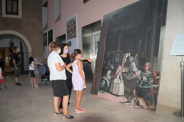 Velázquez, Goya, El Bosco y Sorolla en los exteriores de la biblioteca municipal