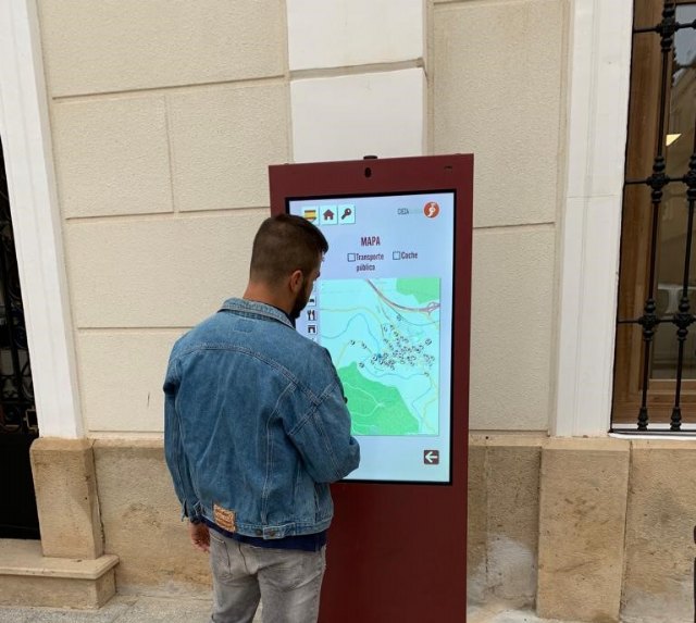 El ayuntamiento instala dos totems táctiles y un escaparate táctil adaptado a personas con movilidad reducida