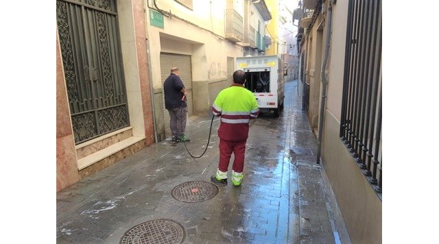 El servicio de Limpieza Viaria prueba la aplicación de un repelente de orines