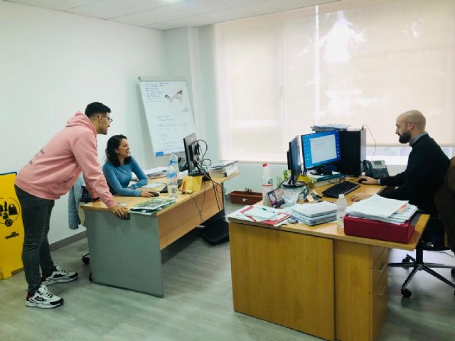Contratados cuatro jóvenes desempleados mediante el programa de primera experiencia profesional en las administraciones públicas