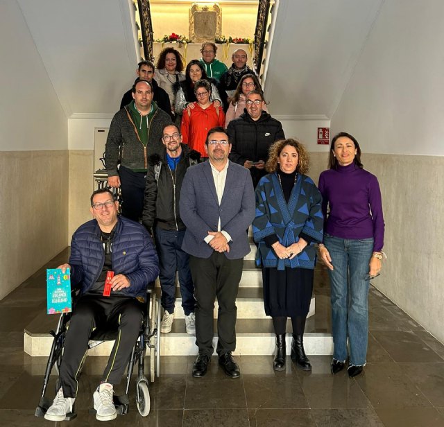 Usuarios de Nueva Fundación Los Albares obsequian tarjetas de Navidad a los miembros de la Corporación Municipal