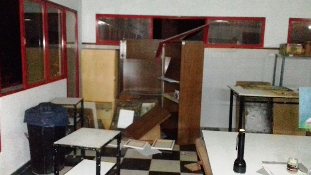 La Policía sorprende infraganti de madrugada a tres individuos en el interior del Centro Cultural