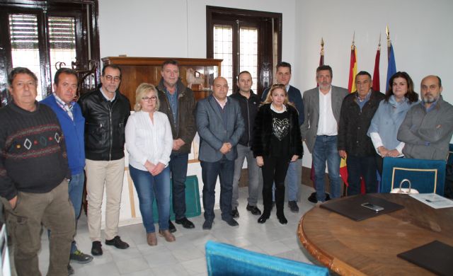 Ayuntamiento, empresarios, comerciantes y hosteleros de Cieza se solidarizan con los agricultores ante la manifestación de Madrid