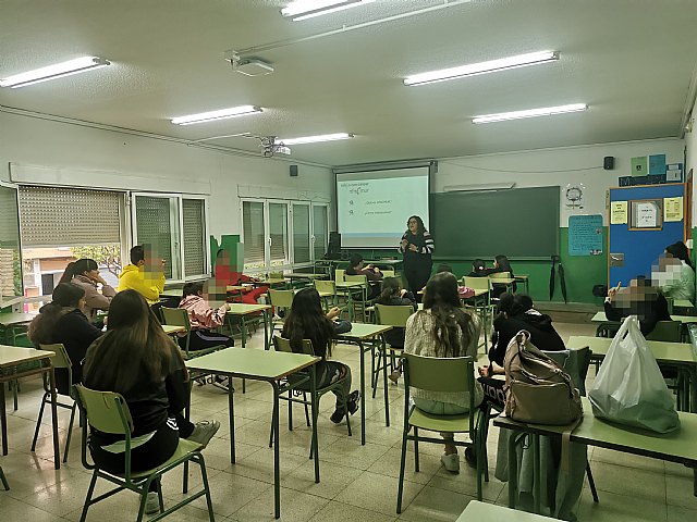 El proyecto socioeducativo 'Avanzando' y el Plan de Desarrollo Gitano, presentes en el mercadillo artesanal de este domingo