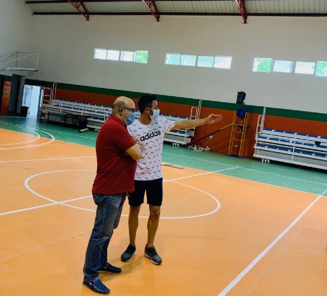 Comienzan las obras de reparación del sintético del pabellón del Polideportivo Municipal