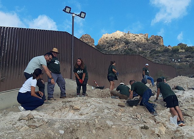 El alcalde y la concejala de Patrimonio Histórico visitan la excavación arqueológica del curso 'Hisn Siyâsa 2024'