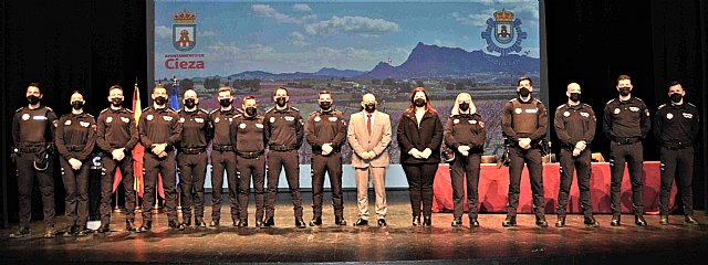 Trece nuevos agentes de la Policía Local toman posesión de su cargo como funcionarios de carrera