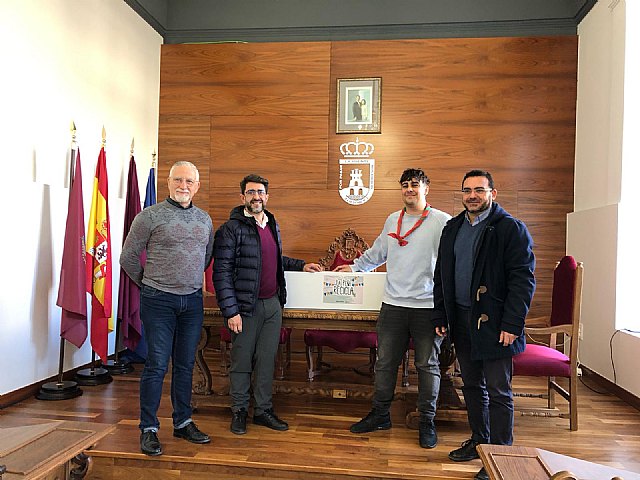 Ecovidrio entrega a la peña ganadora el premio de la campaña 'La Peña Recicla' al ser la más recicladora