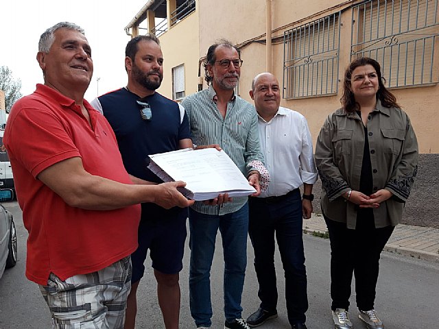 Entregan a los vecinos de Barrio Jover el proyecto del colector y la certificación de que la partida económica para acometerlo ya está preparada