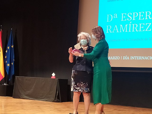 Premio 8M para la ciezana Esperanza Ramírez