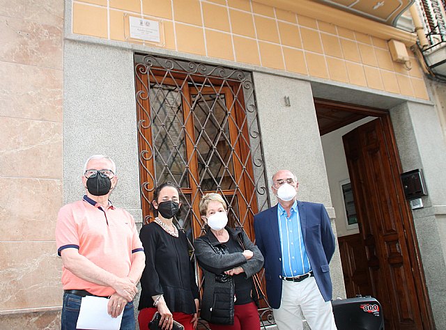 Una placa en memoria de los años que el poeta Aurelio Guirao pasó en su casa de la calle San Sebastián