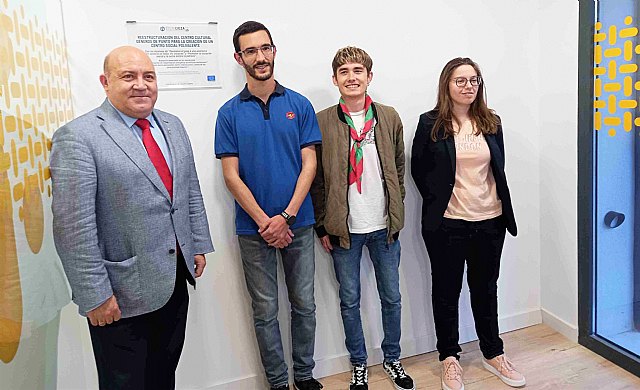 Los jóvenes inauguran el nuevo 'Géneros de Punto'
