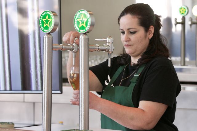 Ester Sánchez, del Gastrobar Pintxame de Cieza, gana el I Concurso regional de Tiraje de Cerveza