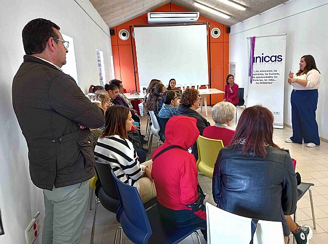 La biblioteca municipal acogió el taller 'Yo decido' del proyecto Únicas para mujeres con discapacidad