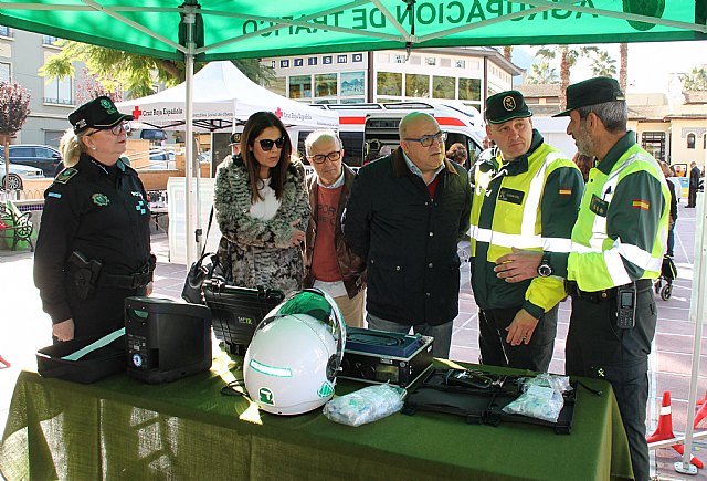 Numerosos vecinos acuden a la exhibición de medios con motivo del Día de la Policía