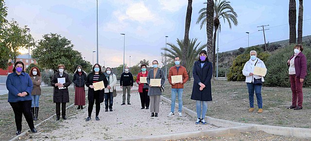 Mujer entrega los premios del concurso de 'Hashtags por la igualdad'